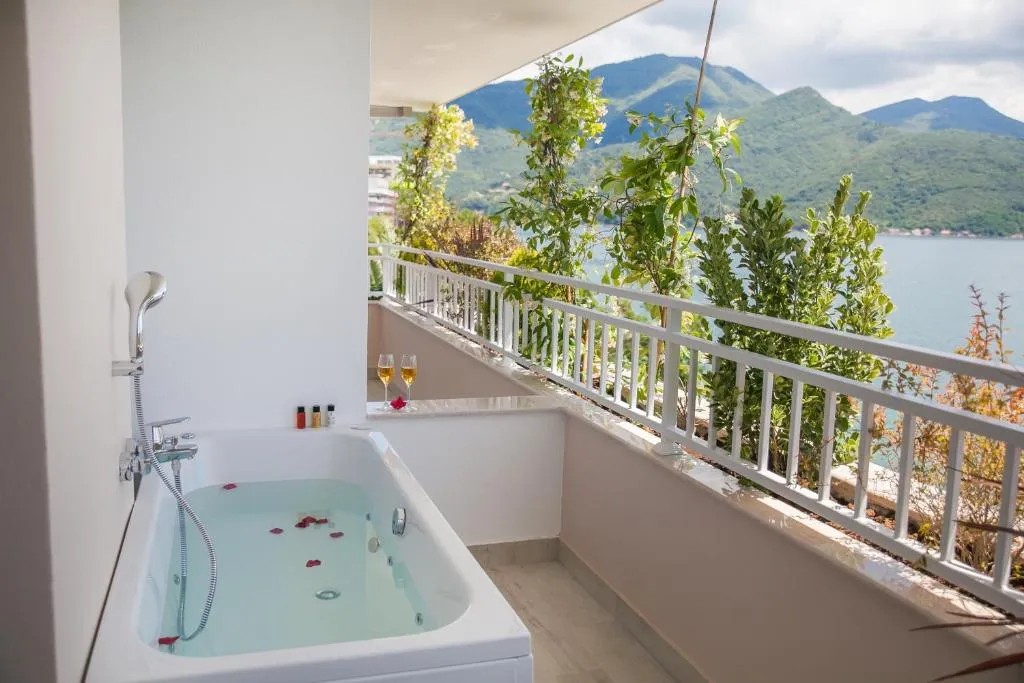 Junior suite with jacuzzi terrace and sea view